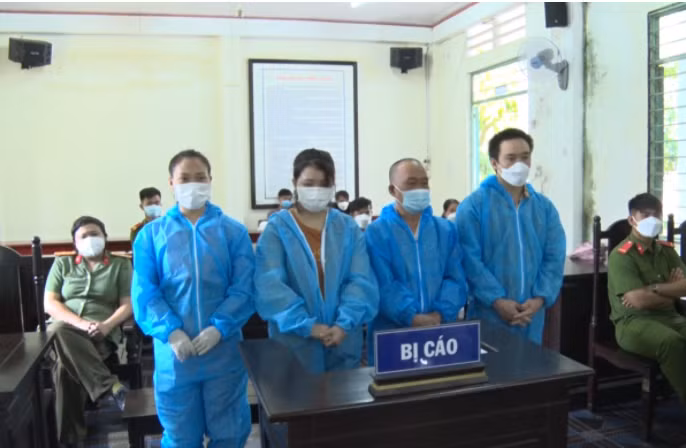 Các bị cáo tại phiên tòa xét xử.