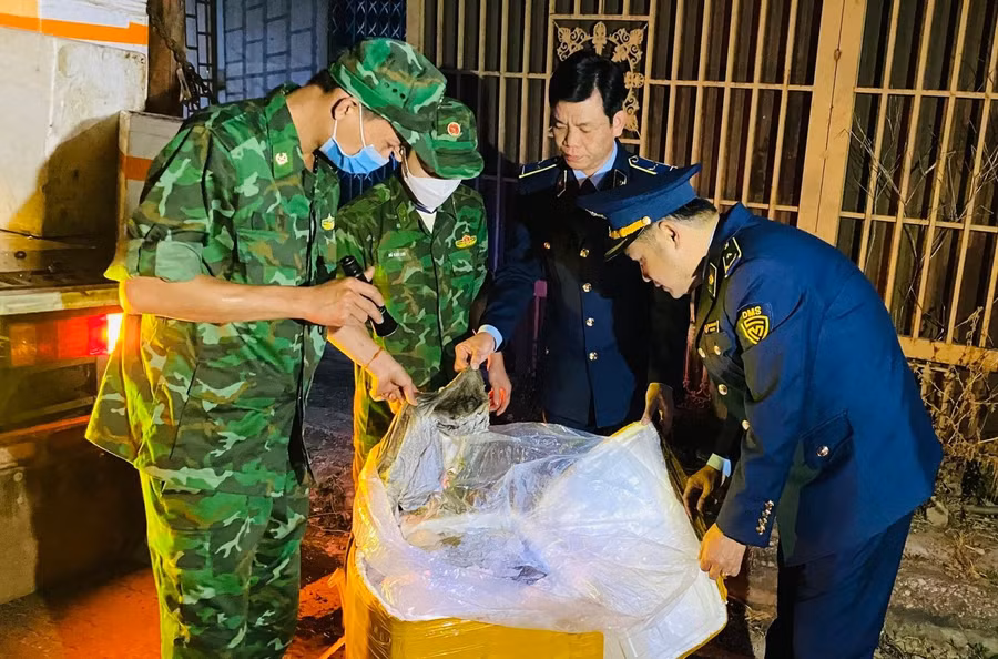 Gần 2 tấn nội tạng lợn đã bốc mùi hôi thối bị lực lượng chức năng bắt giữ. (Ảnh: Mạnh Hùng).