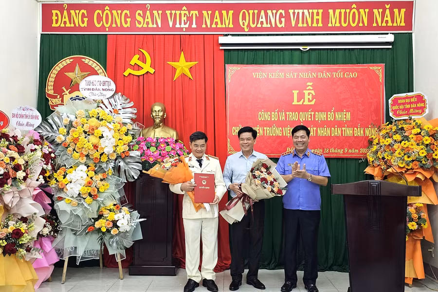 Ông Tạ Đình Đề nhận Quyết định bổ nhiệm Viện trưởng Viện KSND tỉnh Đắk Nông. (Ảnh: TT)