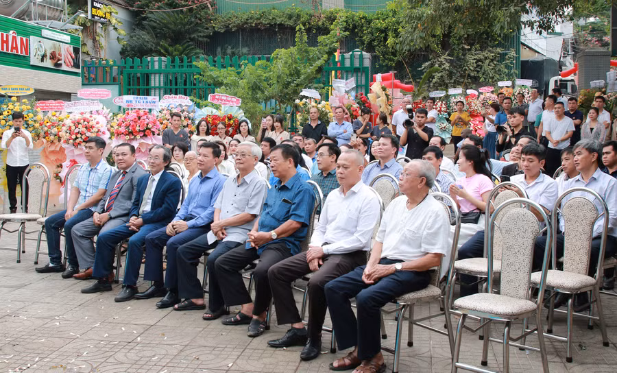 Đại biểu dự lễ khai trương Phòng khám YHCT - PHCN Buôn ALê A. (Ảnh: TT) Đại biểu dự lễ khai trương Phòng khám YHCT - PHCN Buôn ALê A. (Ảnh: TT)