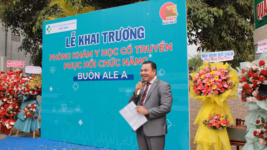 Đại diện Công ty cổ phần bệnh viện ManDic Việt Anh phát biểu khai trương Phòng khám YHCT - PHCN Buôn ALê A. (Ảnh: TT) Đại diện Công ty cổ phần bệnh viện ManDic Việt Anh phát biểu khai trương Phòng khám YHCT - PHCN Buôn ALê A. (Ảnh: TT)