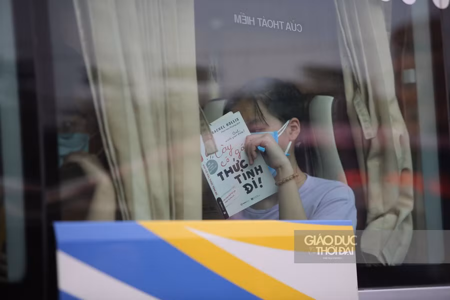 Người dân ùn ùn về quê trước kỳ nghỉ lễ, ngoài đường ùn ứ, trong bến xe đìu hiu ảnh 11