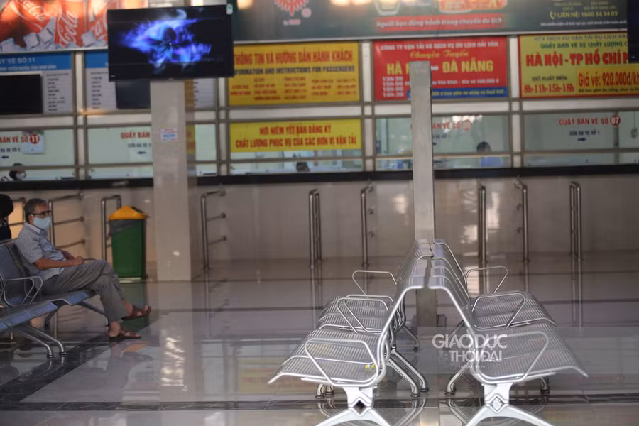 Tại khu vực phòng chờ, quầy vé lác đác khách chờ đến giờ xe khởi hành.