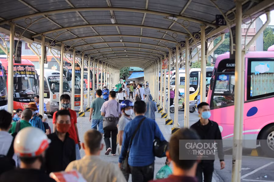 Phía bên trong bãi đỗ của bến xe, lượng hành khách cũng thưa thớt, nhiều xe rời bến dù chỉ có ít hành khách.