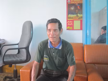 Ông Kriu kể lại chuyện các cô vào làng gieo chữ.