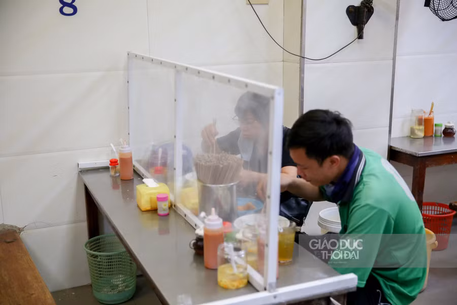 Hàng quán Hà Nội ngày đầu thực hiện yêu cầu giãn cách: Nơi tuân thủ, chỗ "thờ ơ" ảnh 6