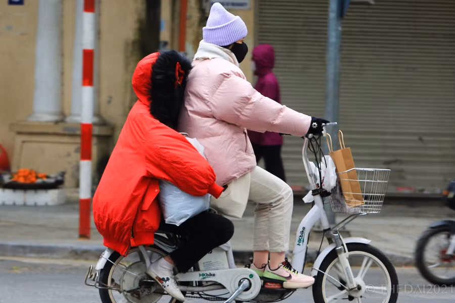 Khu vực Hà Nội chiều và đêm nay có mưa nhỏ, trời rét đậm. Từ đêm nay, trời chuyển rét hại với nhiệt độ thấp nhất phổ biến 8-11 độ.