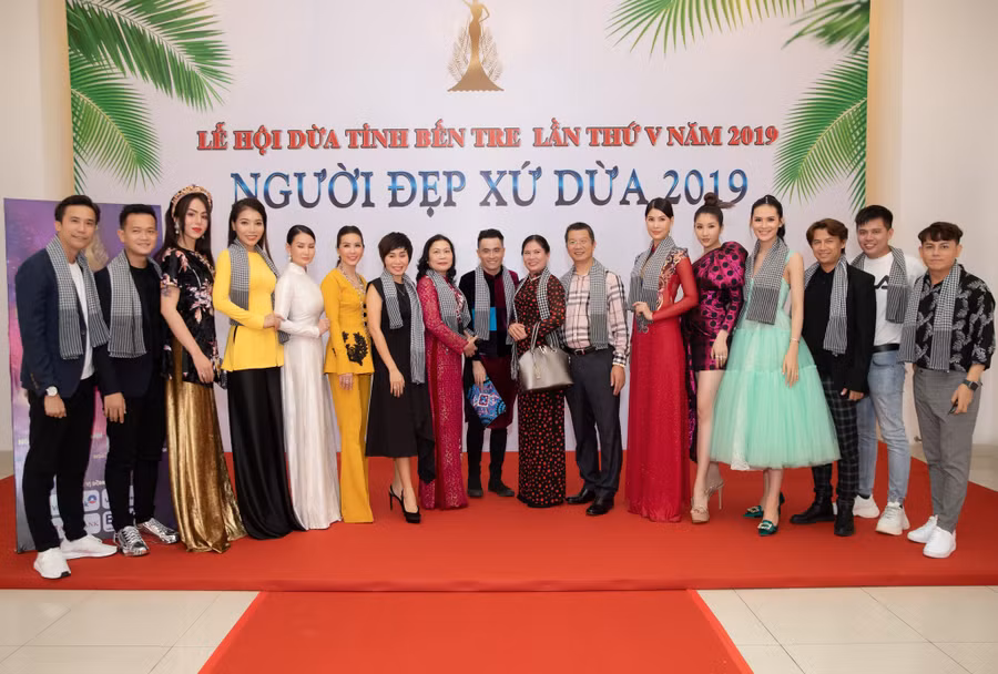 Ban tổ chức và các người đẹp ra mắt tại sự kiện. Ban tổ chức và các người đẹp ra mắt tại sự kiện.