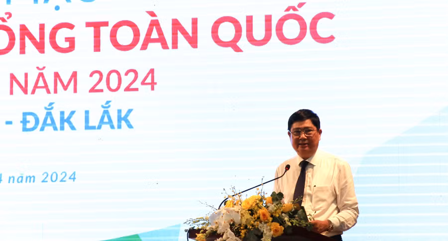 Ông Phạm Đăng Khoa - Giám đốc Sở GD&ĐT cảm ơn Bộ GD&ĐT trao quyền đăng cai cho tỉnh Đắk Lắk. (Ảnh: TT). Ông Phạm Đăng Khoa - Giám đốc Sở GD&ĐT cảm ơn Bộ GD&ĐT trao quyền đăng cai cho tỉnh Đắk Lắk. (Ảnh: TT).