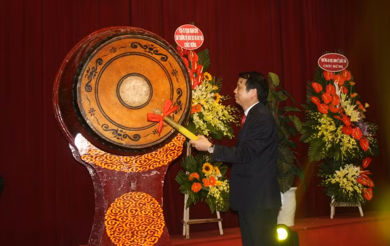 Thứ trưởng Bộ GD&ĐT Phạm Mạnh Hùng gióng hồi trống khai giảng năm học mới