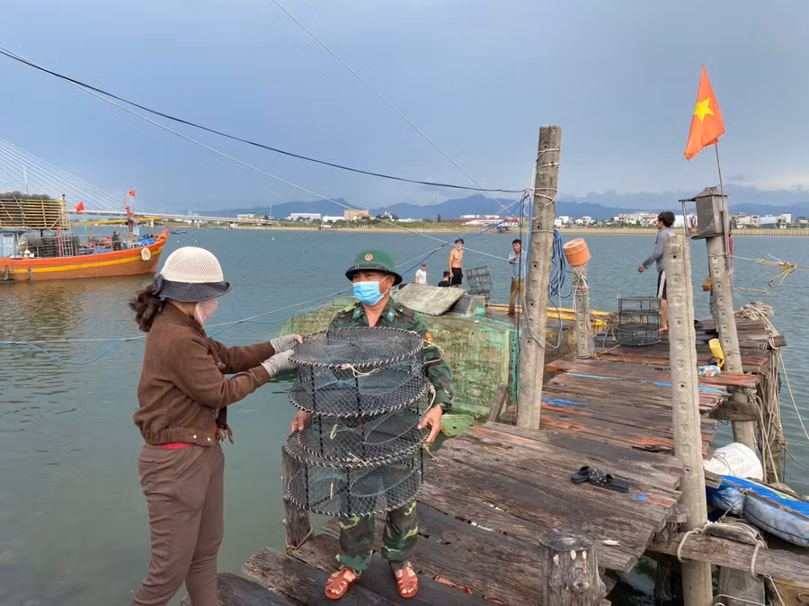 Lực lượng biên phòng Quảng Bình hỗ trợ ngư dân trục vớt tài sản.