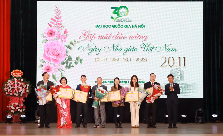 Các nhà giáo, nhà khoa học đã có nhiều đóng góp cho sự nghiệp GD-ĐT thời gian qua. Các nhà giáo, nhà khoa học đã có nhiều đóng góp cho sự nghiệp GD-ĐT thời gian qua.