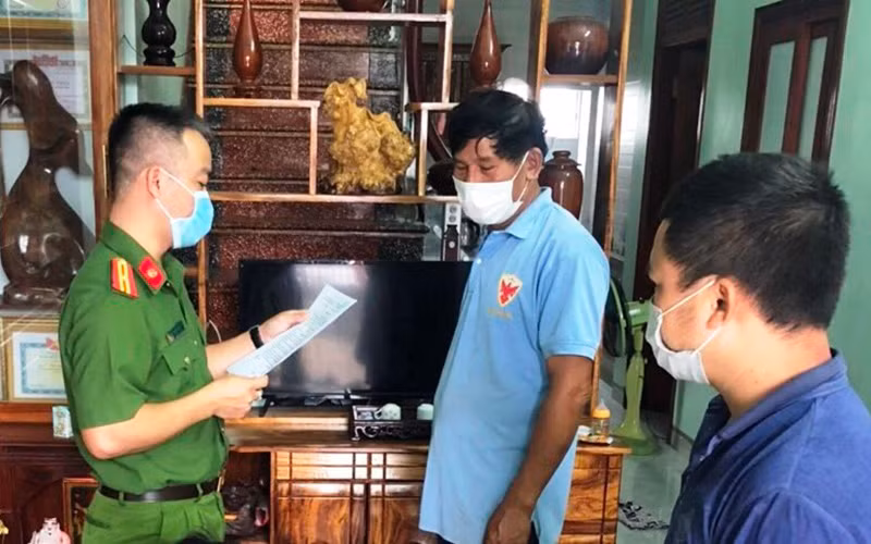 Cơ quan Cảnh sát Điều tra Công an tỉnh Đắk Nông thực hiện quyết định khởi tố bị can đối với Trần Xuân Đĩnh và Phạm Văn Tuynh.