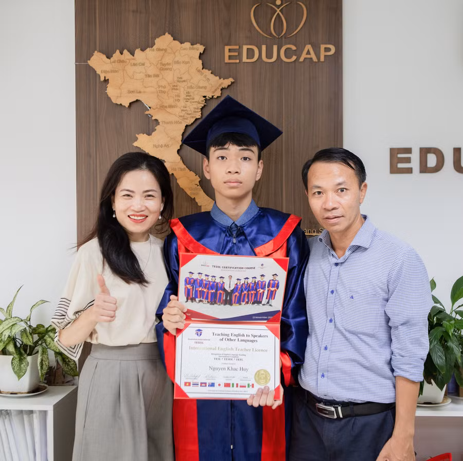 Huy và bố mẹ vui mừng trong ngày em nhận chứng chỉ.
