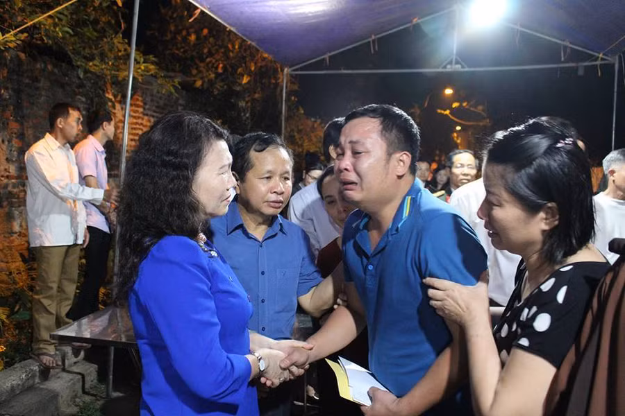 Thứ trưởng Nguyễn Thị Nghĩa chia sẻ với gia đình phụ huynh cháu Nguyễn Trung Kiên Thứ trưởng Nguyễn Thị Nghĩa chia sẻ với gia đình phụ huynh cháu Nguyễn Trung Kiên