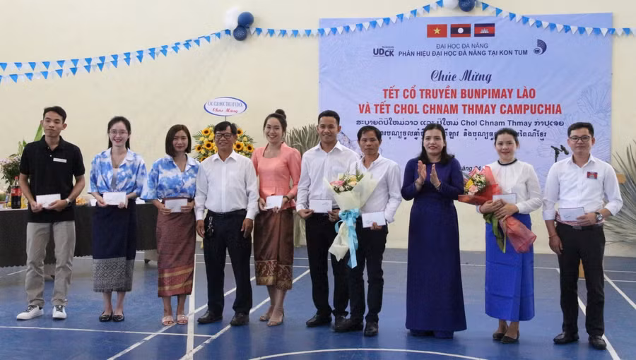Lãnh đạo tỉnh Kon Tum đến tham dự và tặng quà cho lưu học sinh Lào và Campuchia.