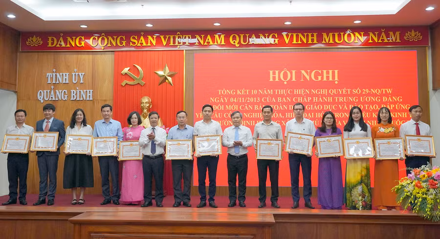 Các cá nhân nổi bật cũng được khen thưởng. (Ảnh: Ngọc Mai).