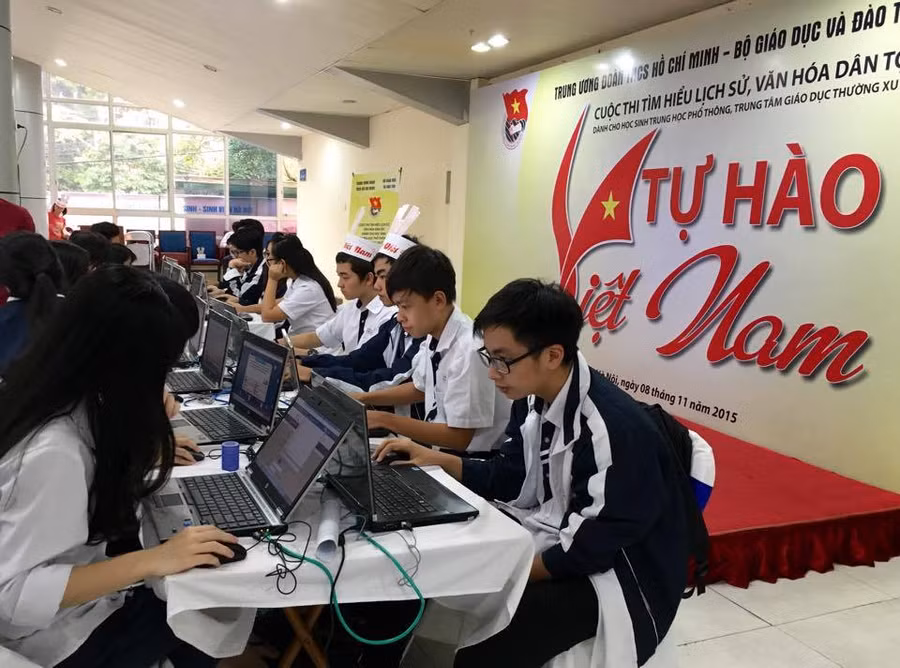 Các thí sinh đang chăm chú, tập trung làm bài thi Các thí sinh đang chăm chú, tập trung làm bài thi