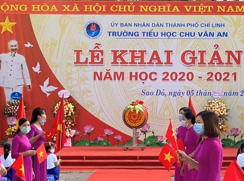 Rộn ràng cờ hoa trong ngày khai giảng của Trường tiểu học Chu Văn An (TP Chí Linh)