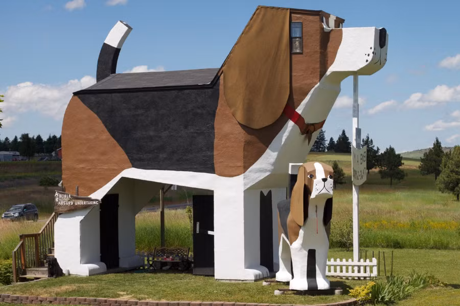 Khách sạn được tạo hình một chú chó beagle khổng lồ. Ảnh: Wikipedia.