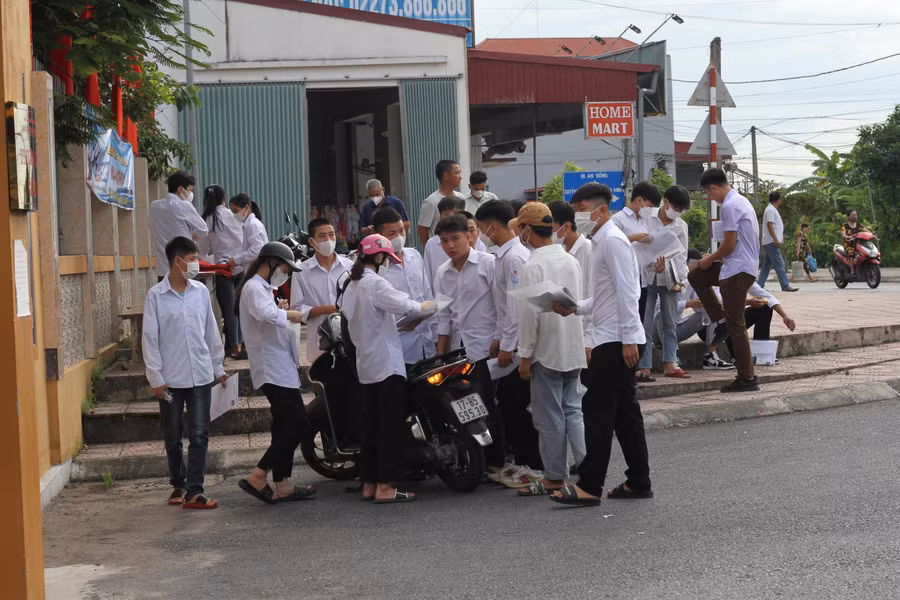 Nhiều thí sinh đến sớm để chuẩn bị cho môn thi đầu tiên. Nhiều thí sinh đến sớm để chuẩn bị cho môn thi đầu tiên.
