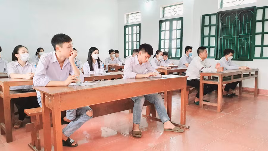 Thí sinh tại điểm thi trường THPT Nguyễn Huệ nghe phổ biến quy chế thi. Thí sinh tại điểm thi trường THPT Nguyễn Huệ nghe phổ biến quy chế thi.