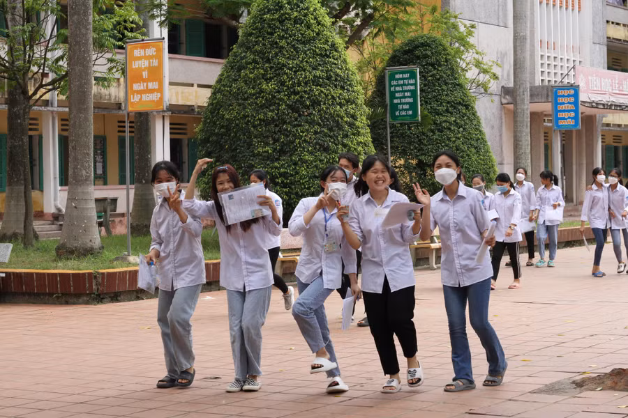 Thí sinh tại điểm trường THPT Quỳnh Côi hoàn thành môn thi đầu tiên với tâm trạng phấn khởi. Thí sinh tại điểm trường THPT Quỳnh Côi hoàn thành môn thi đầu tiên với tâm trạng phấn khởi.