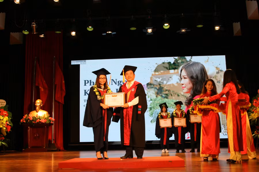 GS.TS Trần Thọ Đạt - Hiệu trưởng - trao giấy khen cho thủ khoa các chuyên ngành