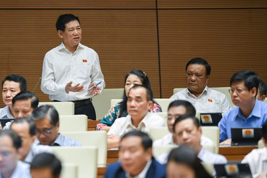 Bộ trưởng Bộ Tài chính Hồ Đức Phớc trả lời chất vấn về vấn đề tự chủ tài chính tại đơn vị sự nghiệp công lập. Bộ trưởng Bộ Tài chính Hồ Đức Phớc trả lời chất vấn về vấn đề tự chủ tài chính tại đơn vị sự nghiệp công lập.
