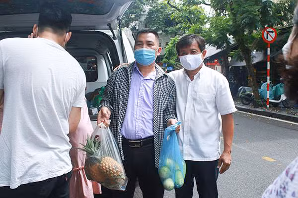 Nhiều người đến mua nông sản ủng hộ và chụp ảnh cùng vị cựu Phó Chủ tịch UBND quận 1.