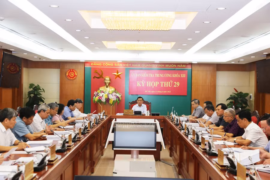 Ủy viên Bộ Chính trị, Bí thư Trung ương Đảng, Chủ nhiệm Ủy ban Kiểm tra Trung ương Trần Cẩm Tú chủ trì Kỳ họp. Ảnh: UBKTTW