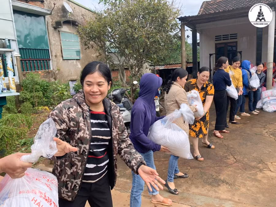 Trường Marie Curie hỗ trợ hơn 20 tấn hàng cho thầy - trò miền Trung ảnh 5