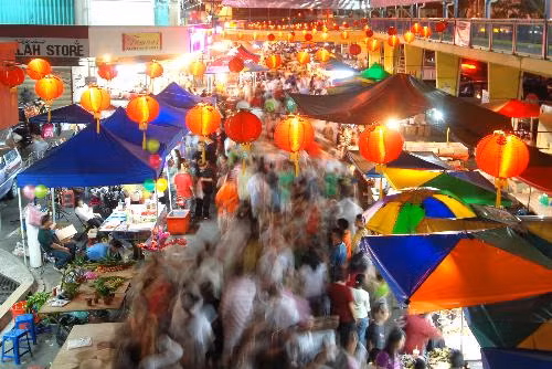 Overseas Chinese in Malaysia go shopping at temporary market in the Chinese Spring Festival holidays in Kota Kinabalu, Sabah State of east Malaysia, Feb. 12, 2010. (Xinhua Photo)