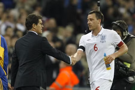 HLV Fabio Capello (trái) sẽ là người đưa ra quyết định về chiếc băng đội trưởng của John Terry (phải) HLV Fabio Capello (trái) sẽ là người đưa ra quyết định về chiếc băng đội trưởng của John Terry (phải)