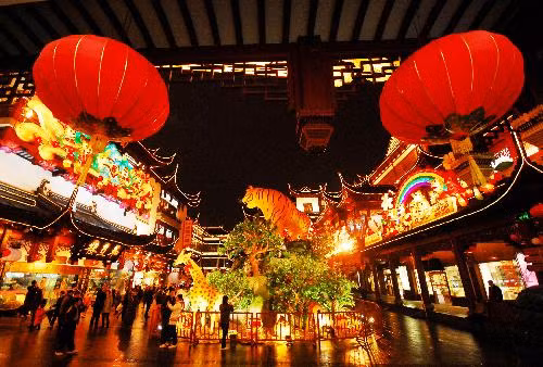 Photo taken on Feb. 7, 2010 shows the exquisite large festooned lantern of Shengxiao Tiger in trial lighting, during the trial illumination of the 2010 Shanghai Yuyuan Garden New Spring Folklore Artistic Lanterns Fair in downtown Shanghai, east China.