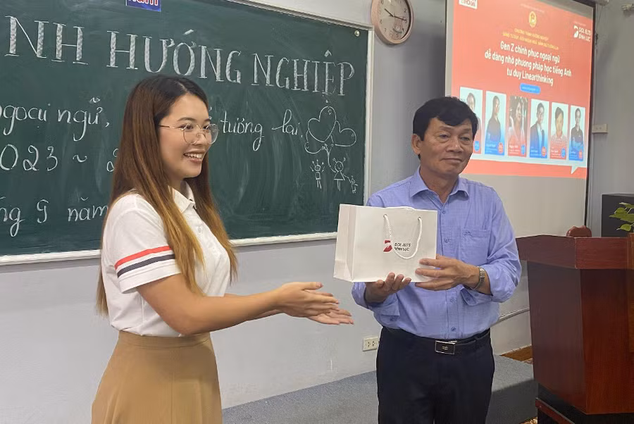 Cô Ngọc Anh đại diện DOL IELTS Đình Lực cùng đại diện BGH Trường THPT Nguyễn Tất Thành,Thanh Xuân.