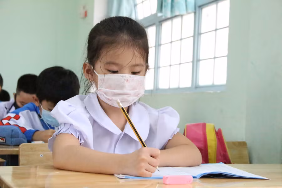 Học sinh Kon Tum học trực tiếp trở lại sau thời gian học trực tuyến.
