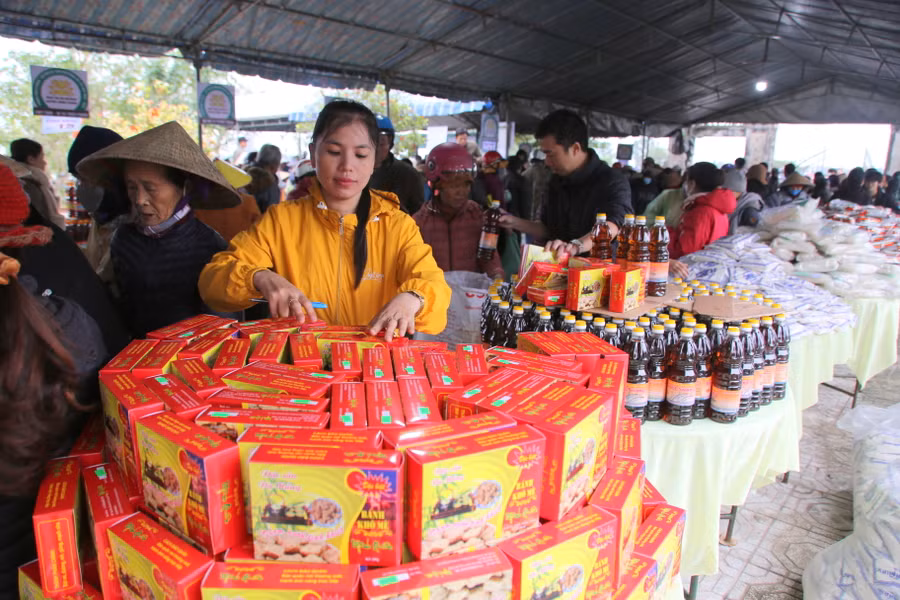 Nhiều loại hàng hóa, 'đặc sản' vùng miền hội tụ tại phiên chợ 0 đồng để phục vụ người dân.