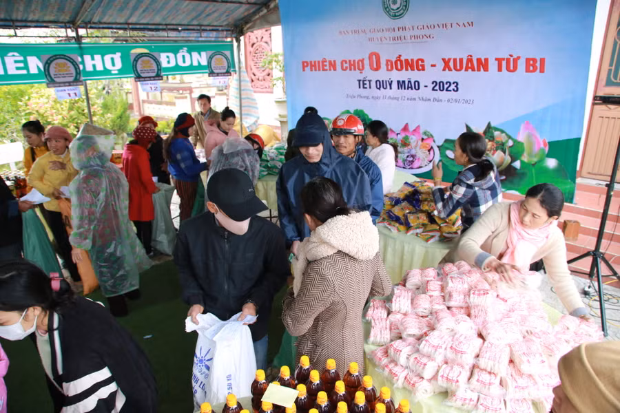 Phiên chợ 0 đồng tổ chức tại một ngôi chùa ở xã Triệu Phước (huyện Triệu Phong, tỉnh Quảng Trị), gồm hàng chục gian hàng. Trước khi họp chợ, Giáo hội Phật giáo Việt Nam huyện Triệu Phong phối hợp với chính quyền xã Triệu Phước chọn 250 hộ gia đình có hoàn cảnh khó khăn, rồi cấp cho mỗi hộ một phiếu để đi chợ.