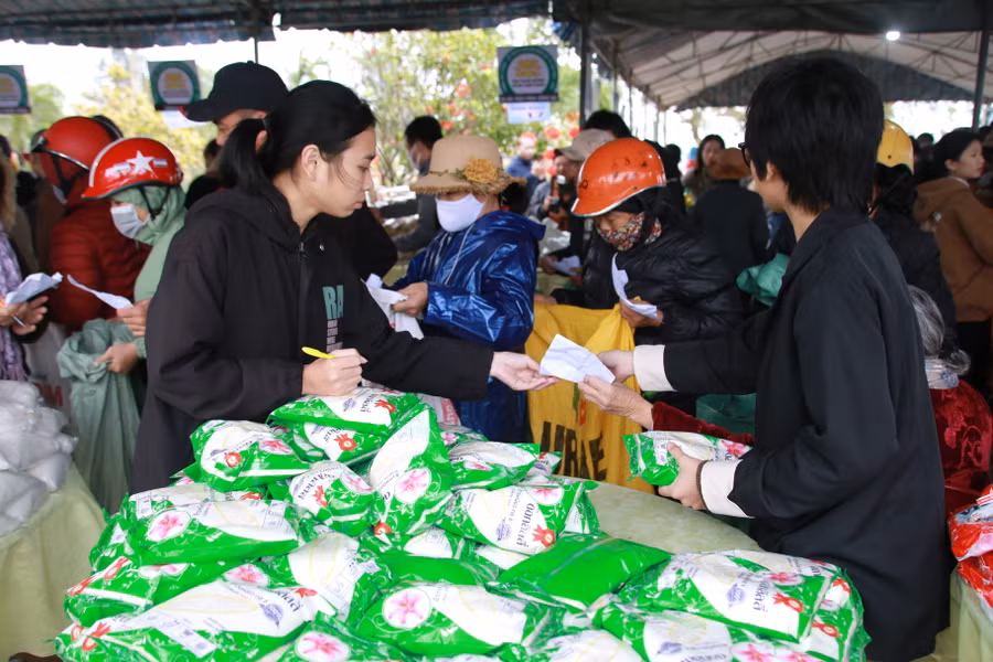Phiên chợ 0 đồng có đầy đủ các loại hàng hóa, nhu yếu phẩm cần thiết để người dân sử dụng. Dù đến chợ bằng tay không, nhưng khi ra về mọi người đều xách túi chứa đầy hàng hóa.