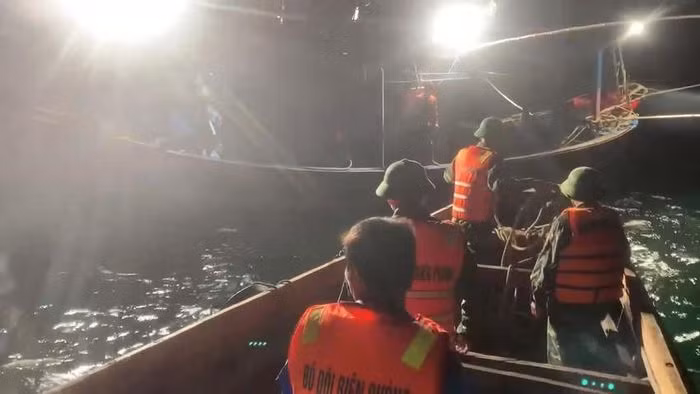 Lực lượng chức năng tiếp cận tàu cá, đưa ngư dân gặp nạn vào bờ cấp cứu. (Ảnh: BĐBP Quảng Bình)