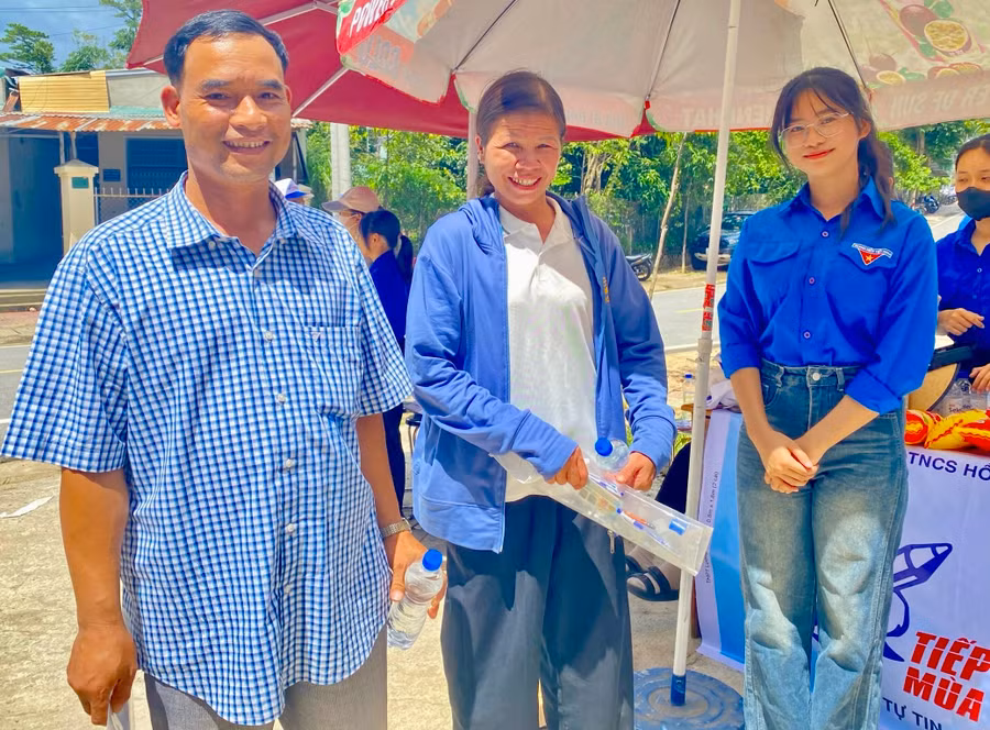 Ông A Quang quyết tâm cầm tấm bằng tốt nghiệp THPT trong lần thi thứ 2. Ông A Quang quyết tâm cầm tấm bằng tốt nghiệp THPT trong lần thi thứ 2.