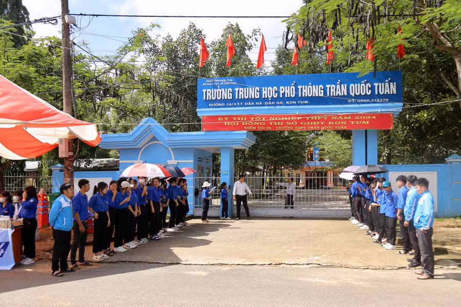 Tình nguyện viên tại huyện Đăk Hà (Kon Tum) luôn túc trực động viên tinh thần, hỗ trợ thí sinh.