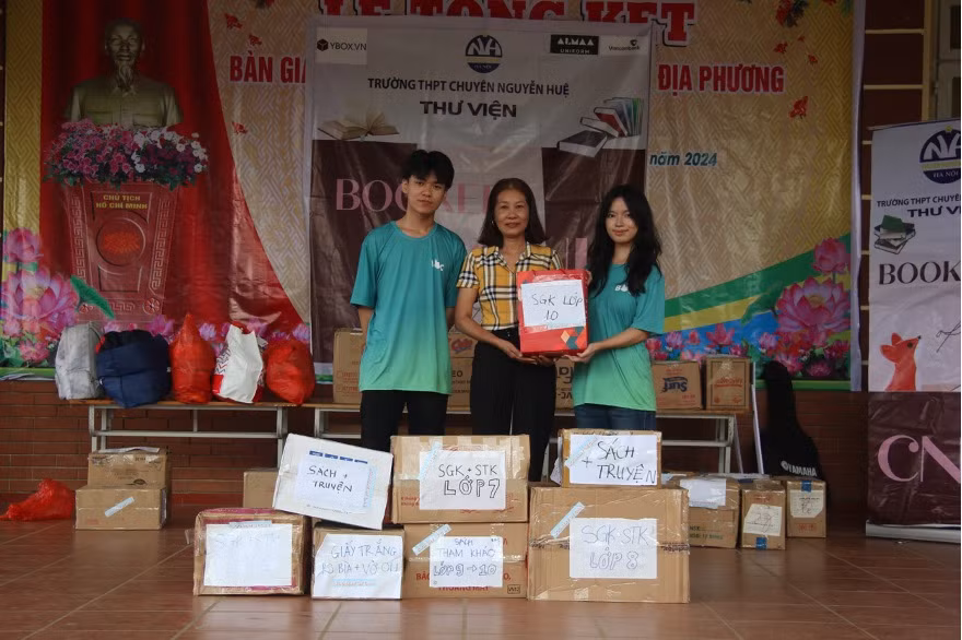 “Trong sự kiện lần này, với sự kết nối từ câu lạc bộ sách Trường chuyên Nguyễn Huệ, nhà trường vinh dự được đón nhận tấm lòng vàng từ tình cảm đặc biệt của đoàn thiện nguyện bằng những món quà ý nghĩa. Đây cũng là nguồn động viên rất lớn đến thầy và trò nhà trường, đồng thời củng cố niềm tin, khích lệ, nuôi dưỡng ước mơ, hoài bão của các em học sinh trong nhà trường”, cô Khà Thị Đào - Phó Hiệu Trưởng điểm trường chia sẻ. “Trong sự kiện lần này, với sự kết nối từ câu lạc bộ sách Trường chuyên Nguyễn Huệ, nhà trường vinh dự được đón nhận tấm lòng vàng từ tình cảm đặc biệt của đoàn thiện nguyện bằng những món quà ý nghĩa. Đây cũng là nguồn động viên rất lớn đến thầy và trò nhà trường, đồng thời củng cố niềm tin, khích lệ, nuôi dưỡng ước mơ, hoài bão của các em học sinh trong nhà trường”, cô Khà Thị Đào - Phó Hiệu Trưởng điểm trường chia sẻ.