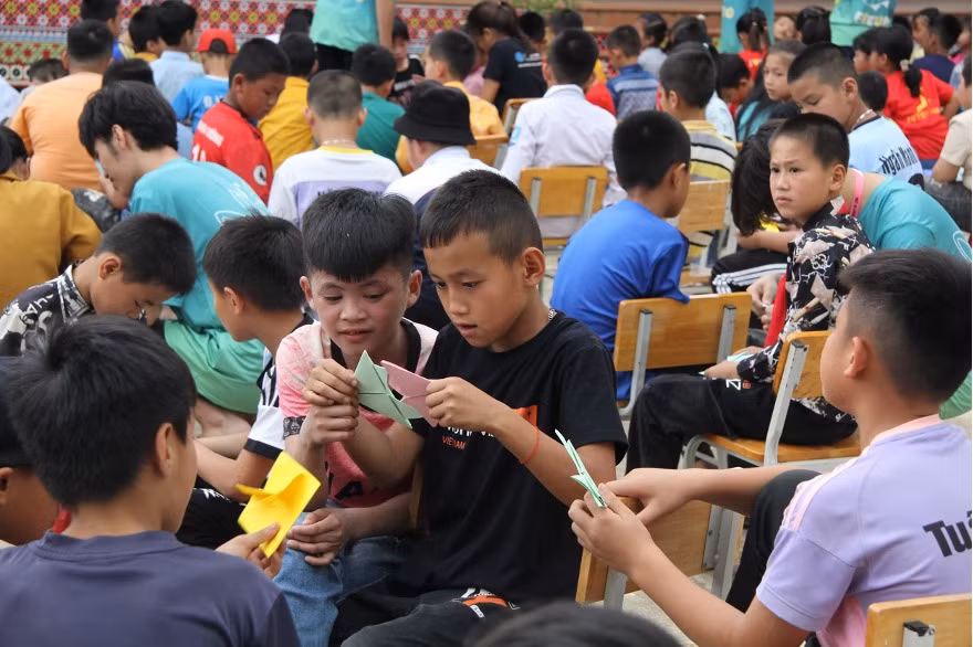 Tiếp nối chương trình, Ban Tổ chức đã đem đến 2 hoạt động giải trí kết hợp giáo dục đó chính là gấp bookmark hình cáo và đố vui có thưởng về chủ đề sách, đã làm khuấy động buổi giao lưu, đem đến cho các em những giây phút vui vẻ cung cấp thêm những kiến thức thú vị về sách. Tiếp nối chương trình, Ban Tổ chức đã đem đến 2 hoạt động giải trí kết hợp giáo dục đó chính là gấp bookmark hình cáo và đố vui có thưởng về chủ đề sách, đã làm khuấy động buổi giao lưu, đem đến cho các em những giây phút vui vẻ cung cấp thêm những kiến thức thú vị về sách.