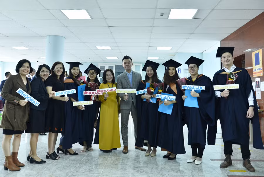 Niềm vui của các tân thạc sĩ ngày nhận bằng