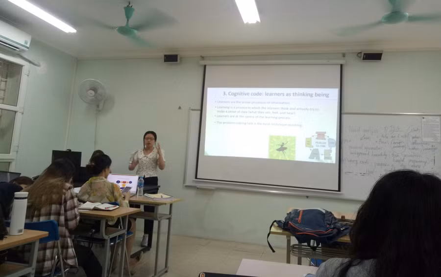 Đại biểu Quốc hội Nguyễn Thị Hà (đoàn Bắc Ninh) cũng là giáo viên trực tiếp đứng lớp giảng dạy. Ảnh: NVCC.
