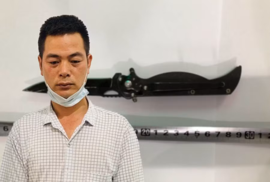 Đối tượng Dư Văn Thanh cùng hung khí gây án. Công an huyện Lục Ngạn đã tiến hành triển khai ngay lực lượng tiếp cận bảo vệ hiện trường, đưa ông L.V.L. và chị L.T.H. đi cấp cứu tại Trung tâm Y tế huyện Lục Ngạn đồng thời tiến hành lấy lời khai của đối tượng Dư Văn Thanh cùng những người có liên quan vụ việc. Do vết thương nặng nên chị L.T.H. đã tử vong sau đó.