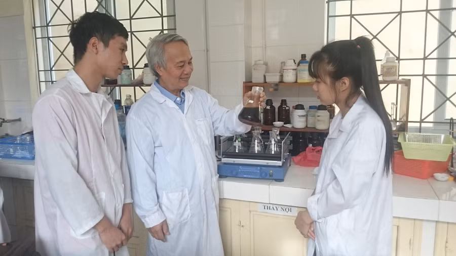 Chuyển giao tri thức giữa các thế hệ giáo sư đầu ngành và sinh viên để tiếp lửa đam mê NCKH Chuyển giao tri thức giữa các thế hệ giáo sư đầu ngành và sinh viên để tiếp lửa đam mê NCKH