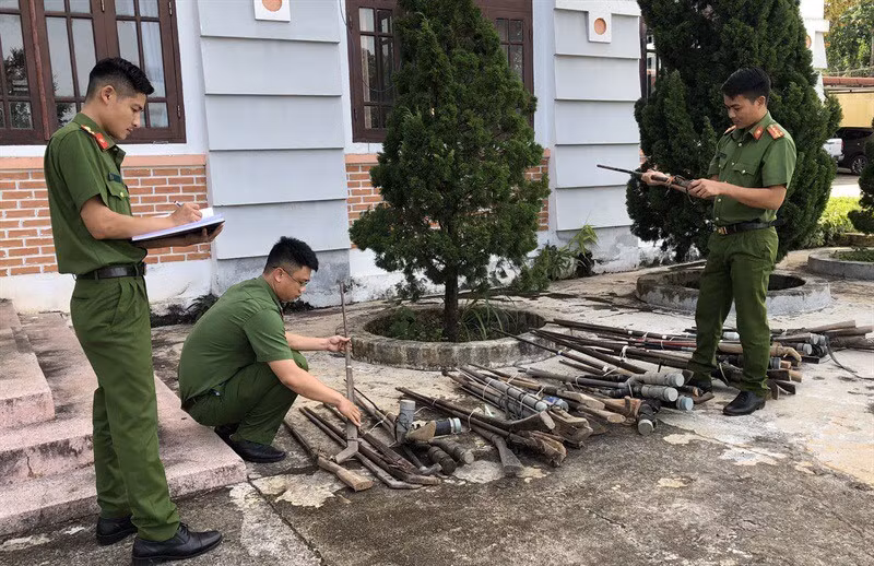 Hàng trăm súng tự chế, hung khí của người dân tự nguyện giao nộp. (Ảnh: BH)
